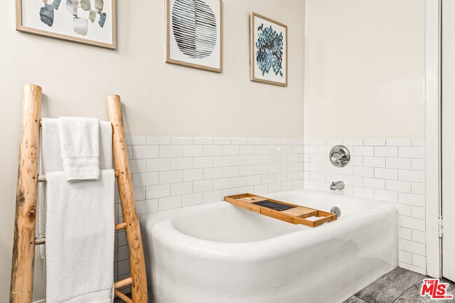 Building Photo - 329 S Reeves Dr