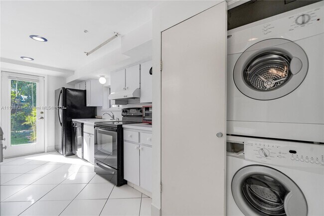 Building Photo - 3130 SW 25th St