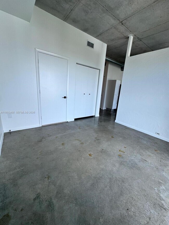 Building Photo - 10 SW South River Dr