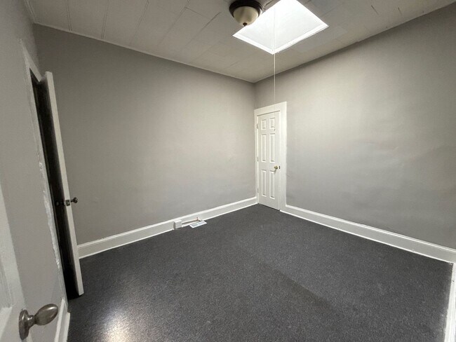 Building Photo - Three Bedroom Home In Baltimore With Park View