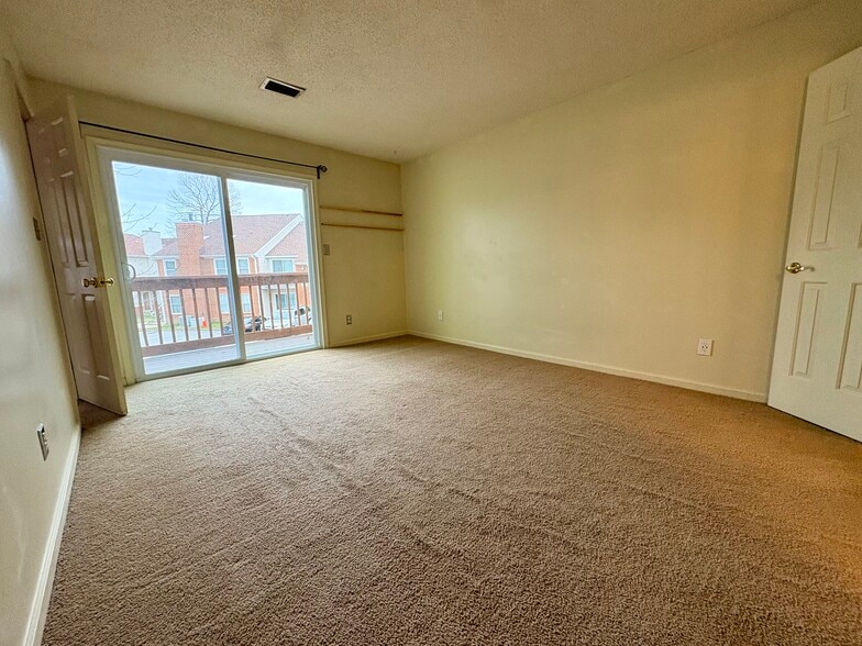 View of the master bedroom and balcony - 208 Quarter Trl