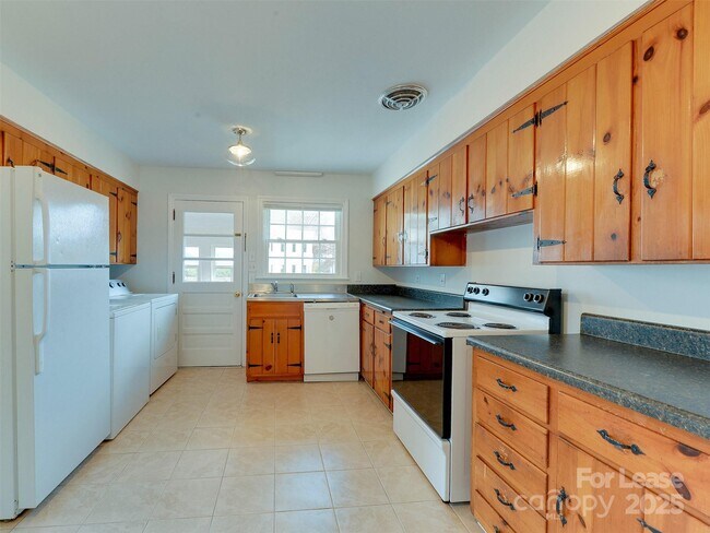 Building Photo - 1432 Bevis Dr