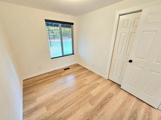 Building Photo - 7739 SE 101st Ave