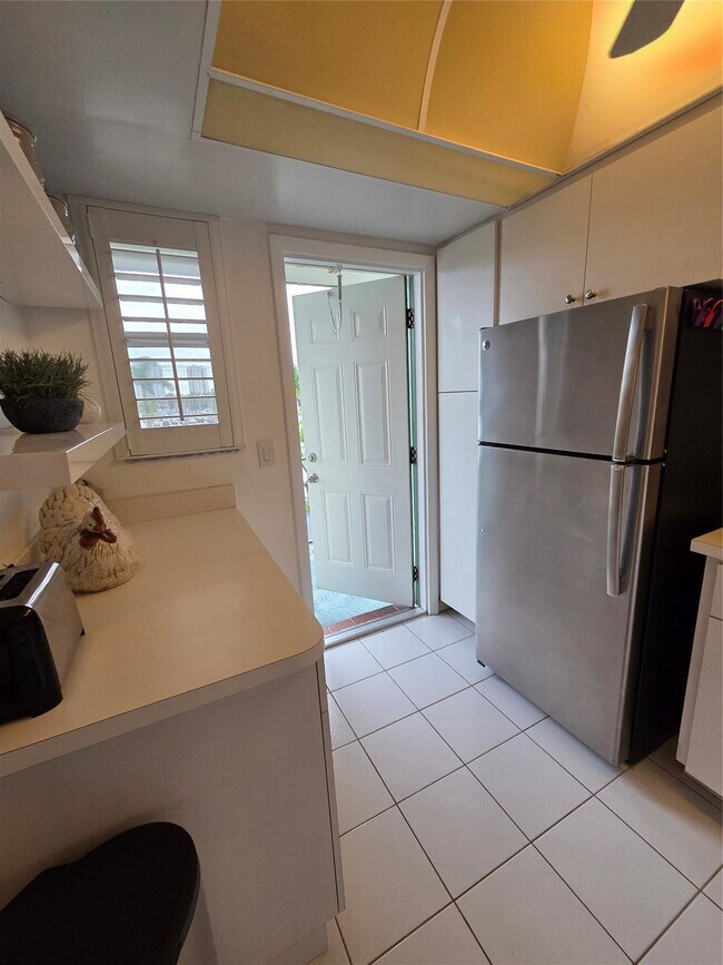 Building Photo - 1333 E Hallandale Beach Blvd