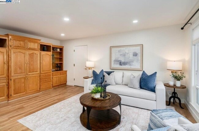 Building Photo - 725 Old Creek Rd