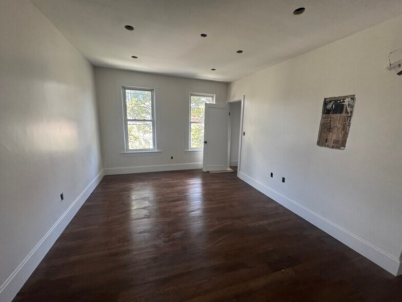 Building Photo - 10 Hunting St