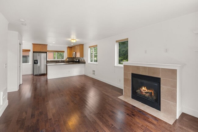 Building Photo - West Seattle - Large Bright 2 Bedroom 1.75 bath Delridge Townhouse