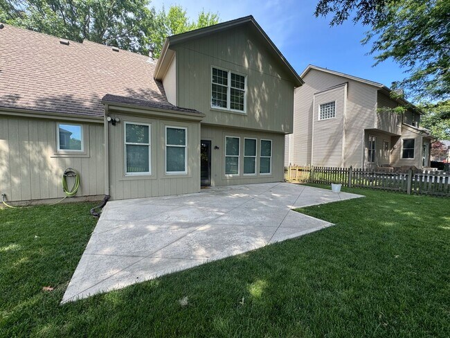 Building Photo - {12009} Available Immediately + Finished Lower Level + Olathe Schools