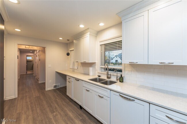 Building Photo - 2500 Deborah Dr