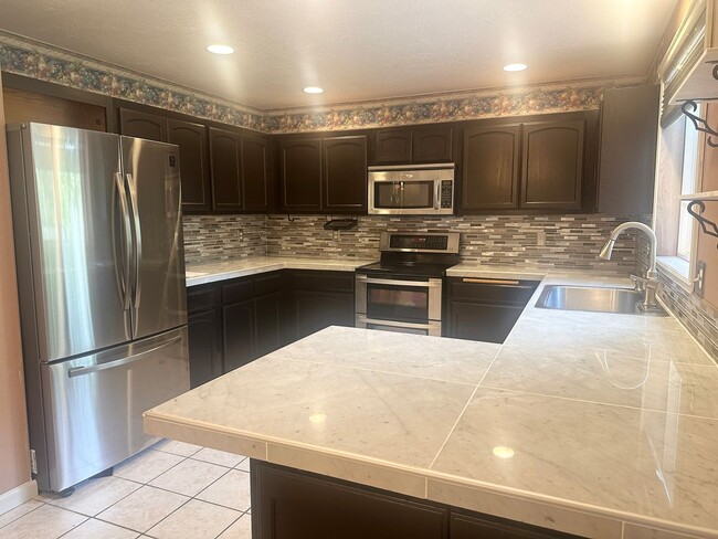 Building Photo - 4-bedroom 2.5 Bath McMinnville OR 97128