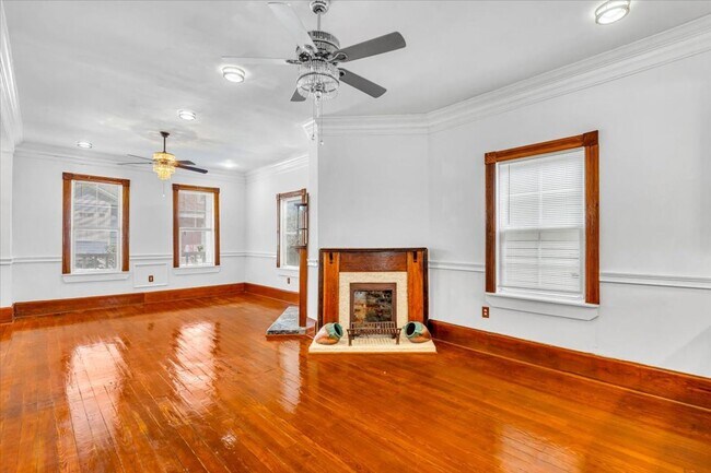 Building Photo - Beautiful 4 bedroom home downtown