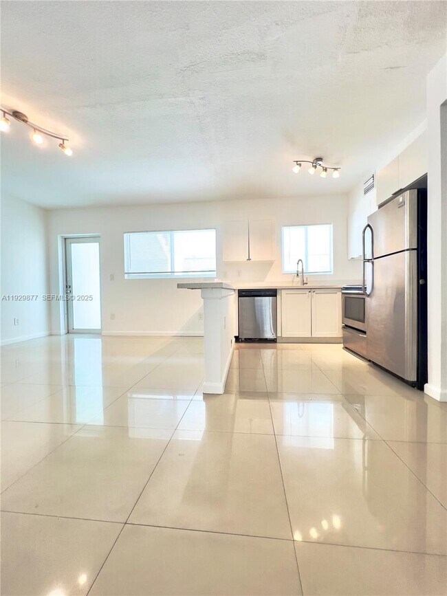 Building Photo - 8035 Crespi Blvd