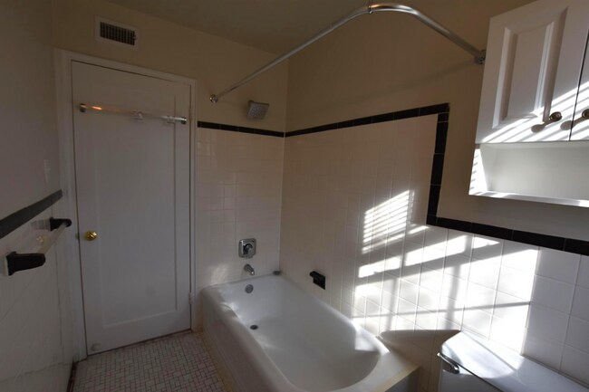 Building Photo - Spacious 2 Bedroom Apartment w/ Washer|Dry...