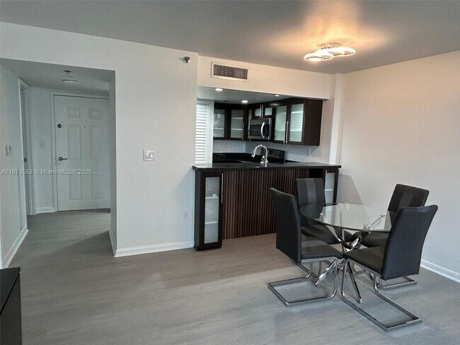 Building Photo - 540 Brickell Key Dr