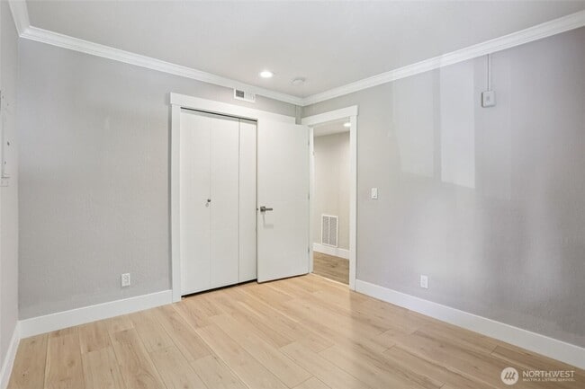 Building Photo - Walk to Juanita Beach with a stunning view!