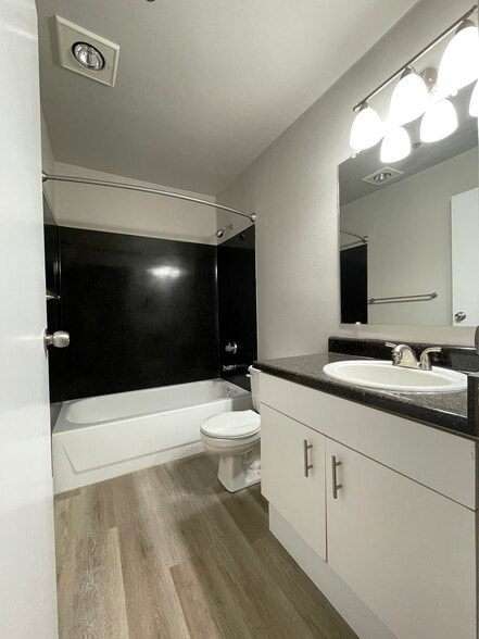 Building Photo - Elliott Pointe