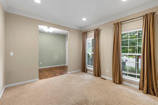 Building Photo - Stunning Former Display Home on a Quiet Cu...