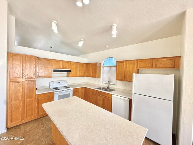 Building Photo - 13896 W Wilshire Dr