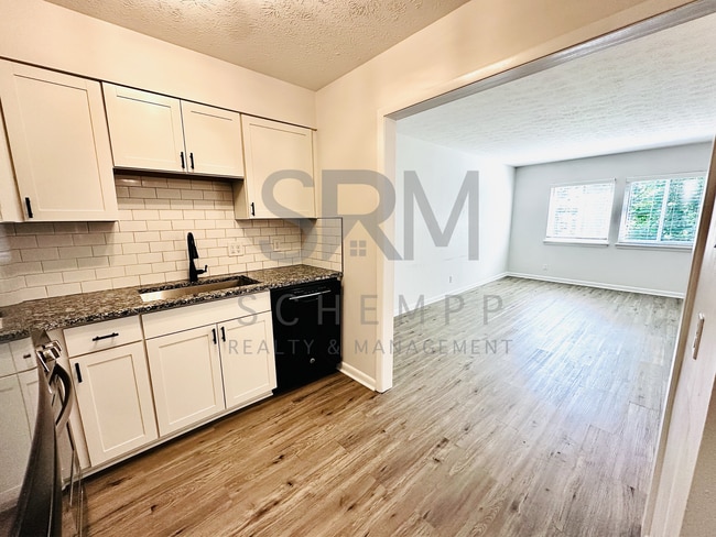 Building Photo - Remodeled one bedroom condo off Gardiner Lane with laundry and pool access!