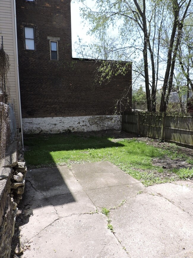 Building Photo - 319 Warner St