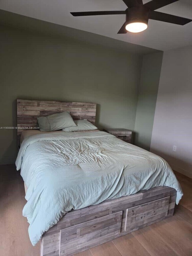 Building Photo - 10824 N Kendall Dr