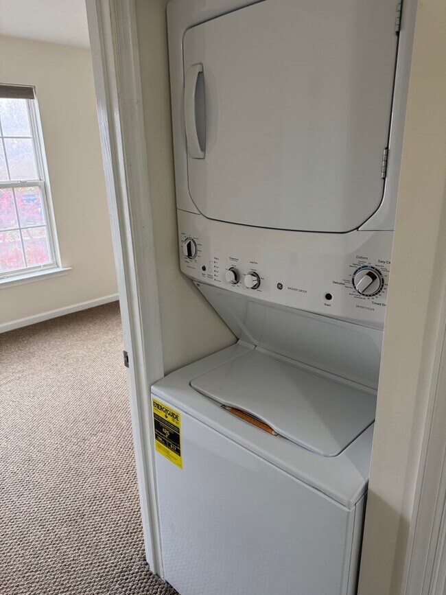 Building Photo - Coldwater Crossing 2 Bedroom 1.5 Bath end unit townhome for rent $1850/month