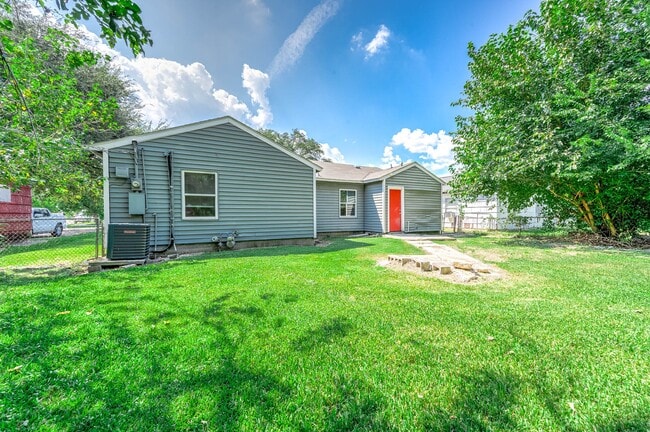 Building Photo - 1503 Acacia Dr