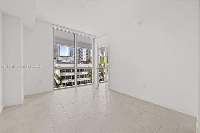 Building Photo - 2150 N Bayshore Dr