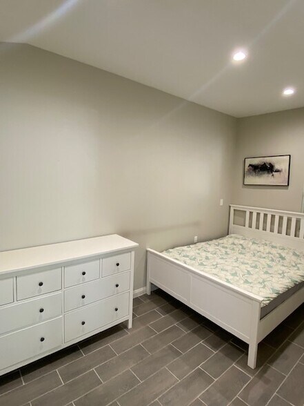 Building Photo - 21520 Saticoy St