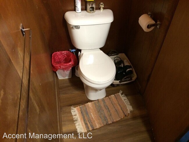 Building Photo - 305 N Pinckney St