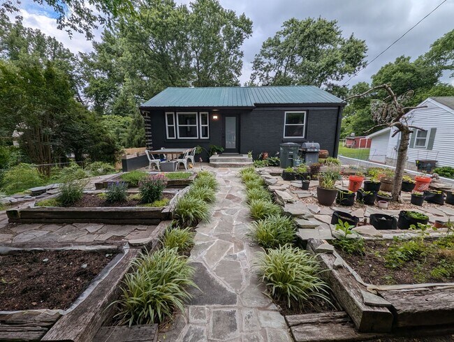 Building Photo - Charming 2BR with Walk-Out Basement, Fenced Yard & Flexible Murphy-Bed Office