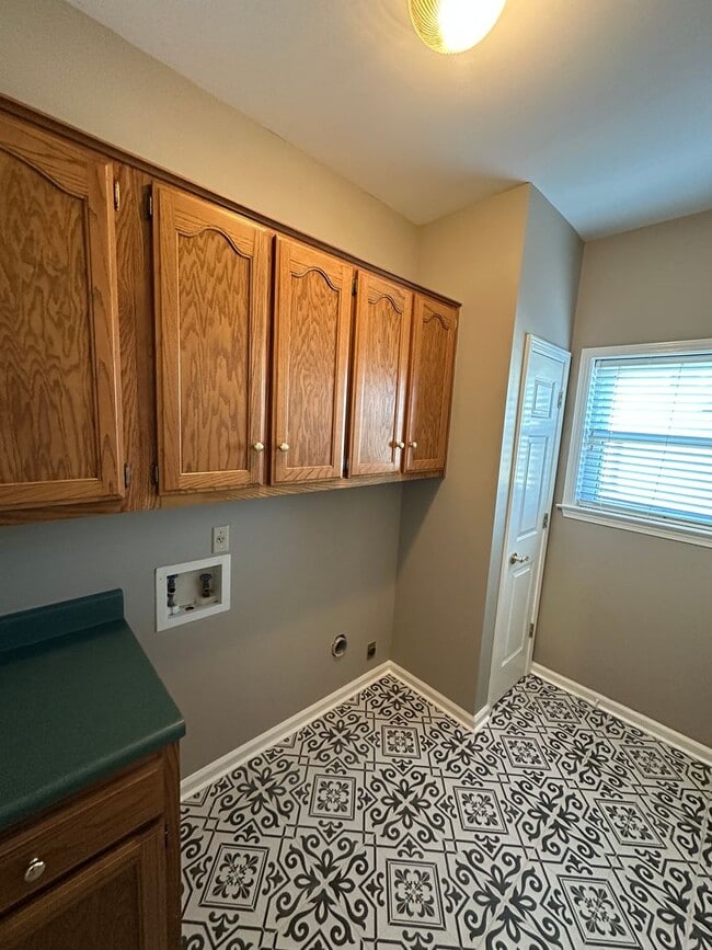 Building Photo - Elegant 4 BR w/POOL MAINTENANCE INCLUDED near Cherokee Valley Golf Club