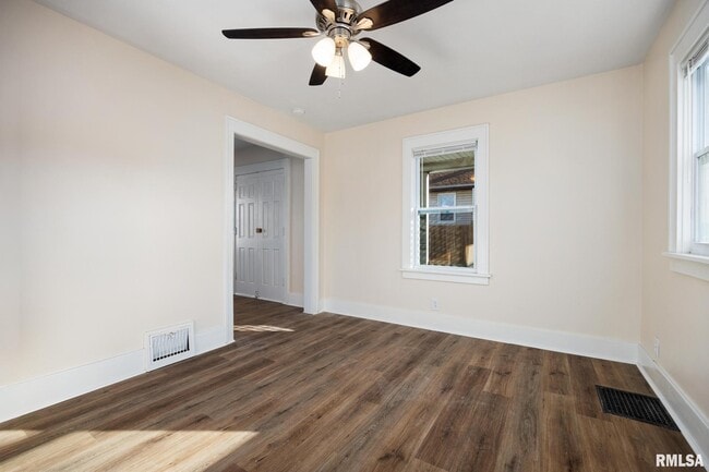 Building Photo - 400 E Virginia Ave