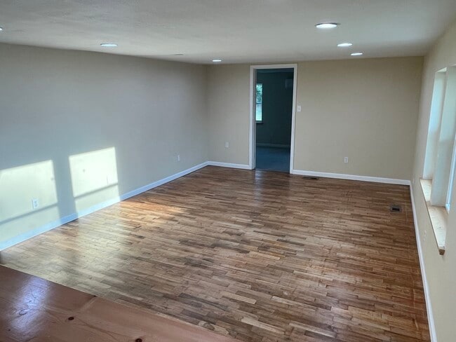 Living troom - 805 S Frey St