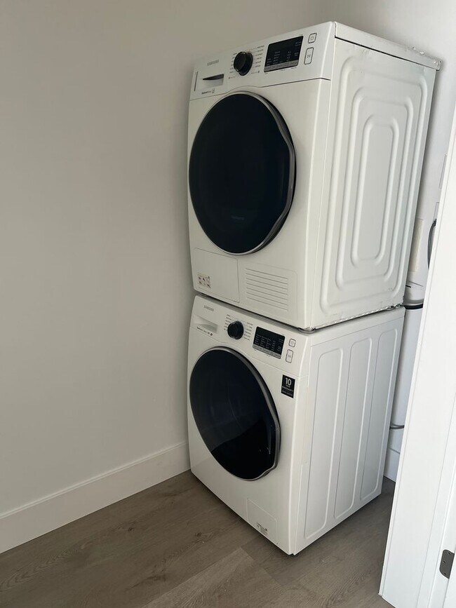 Building Photo - Modern Studio - Available NOW