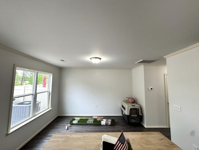 Building Photo - Beautiful Townhome with a Spacious Layout!