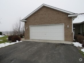 Building Photo - Exceptional END unit RAMBLER style town ho...