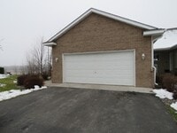 Building Photo - Exceptional END unit RAMBLER style town ho...