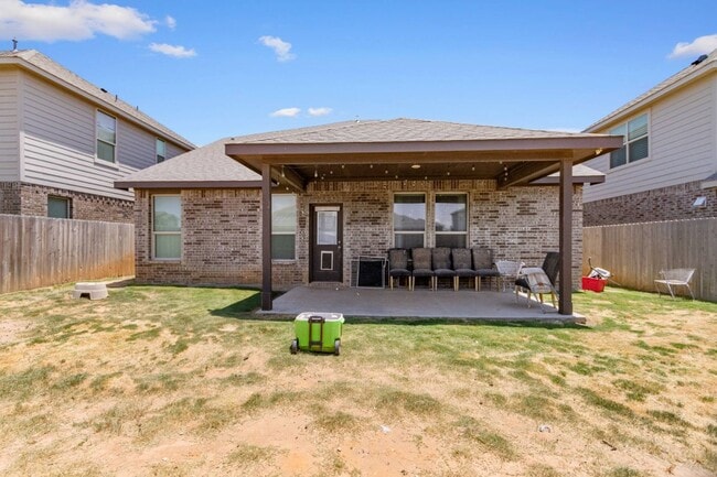 Building Photo - Beautiful Home