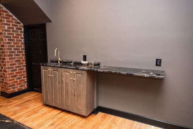 Building Photo - 275 S Limestone