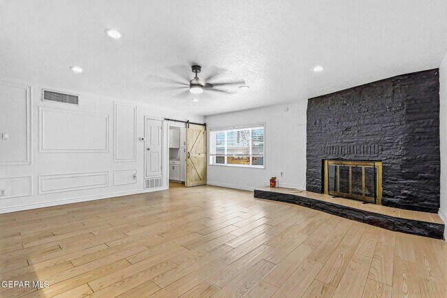 Building Photo - 513 Cardon St