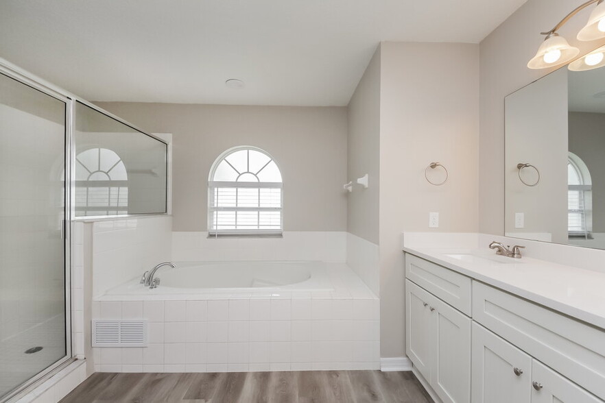 Building Photo - 553 Brentford Ct