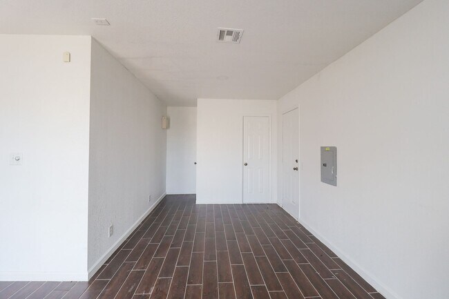 Building Photo - 4 Bed | 2 Bath in East Tulsa!