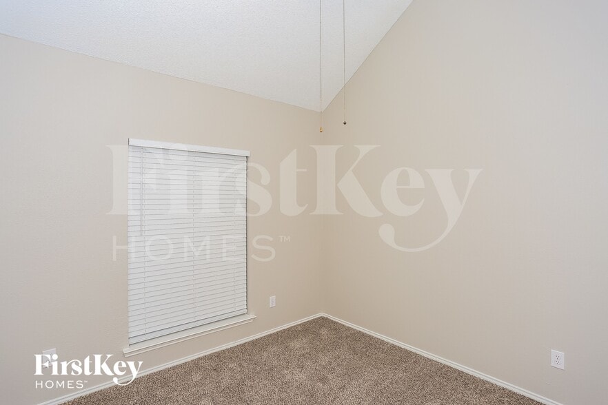 Building Photo - 2136 Mahogany St