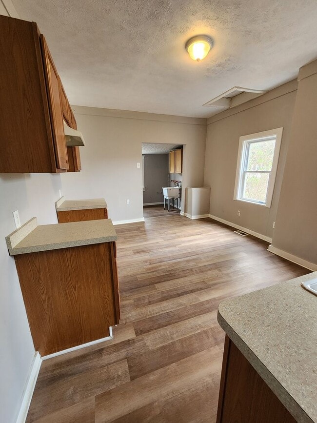 Building Photo - One Bedroom House For Rent