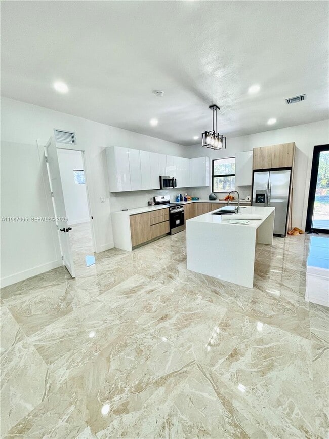 Building Photo - 435 N Quebrada St