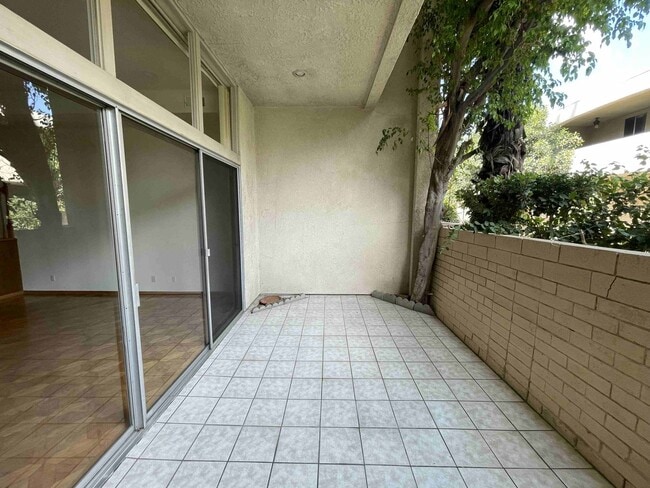 Building Photo - LARGE ENCINO SPA CONDO!