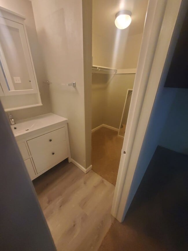Building Photo - Large and Spacious One Bedroom Available i...