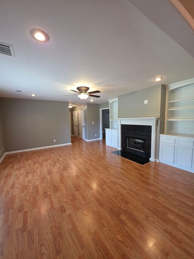 Building Photo - 707 S Waco Ave