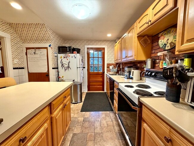 Building Photo - 157 Riverview Ave